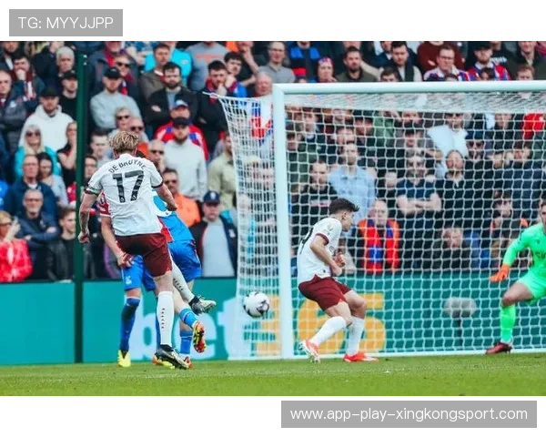 德布劳内精准半高球挑传令曼城获得绝佳射门点 德布劳内精准半高球挑传令曼城获得绝佳射门点